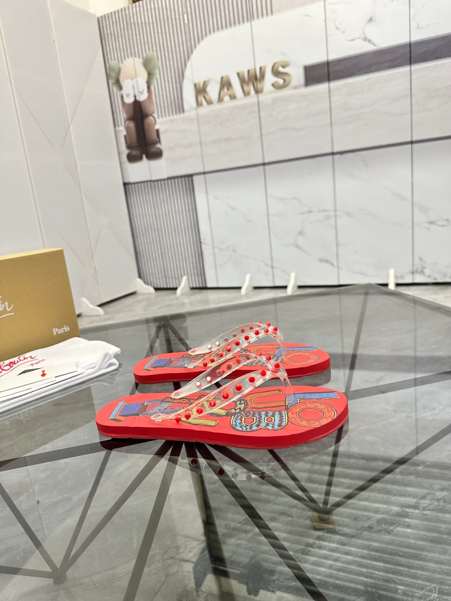 Men's shoes: 💰P280¥ Product trademark: CL red-soled shoes* "CL*" flip-flops Regular size: 36-44 (can be customized to 45.46) Couple style Product materials: Original material from upper counter, 5D color printing process, high-end rivets, original lining, original outsole. Number: 789